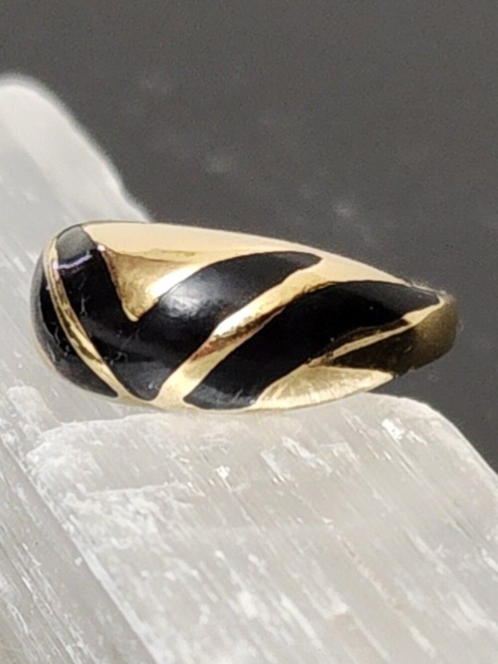 Avon Vintage Black Enameled Gold Fashion Dome Ring Size 6